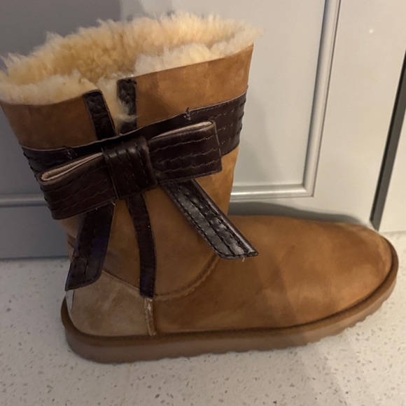 Women Authentic UGG Josette leather bow-band